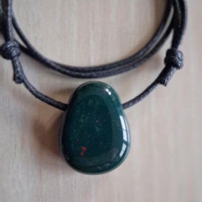 Heliotroop edelsteen hanger met zwart halskoordje