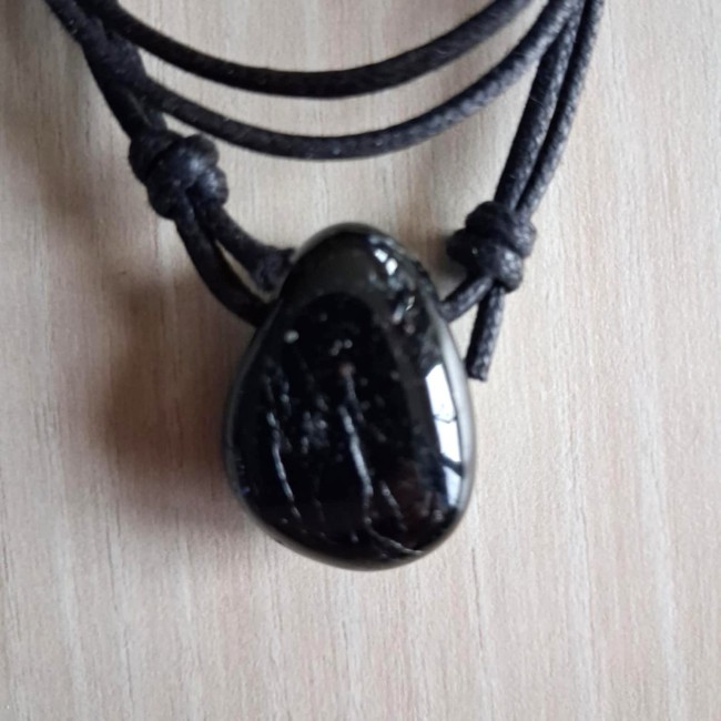 Zwarte Toermalijn met zwart halskoordje