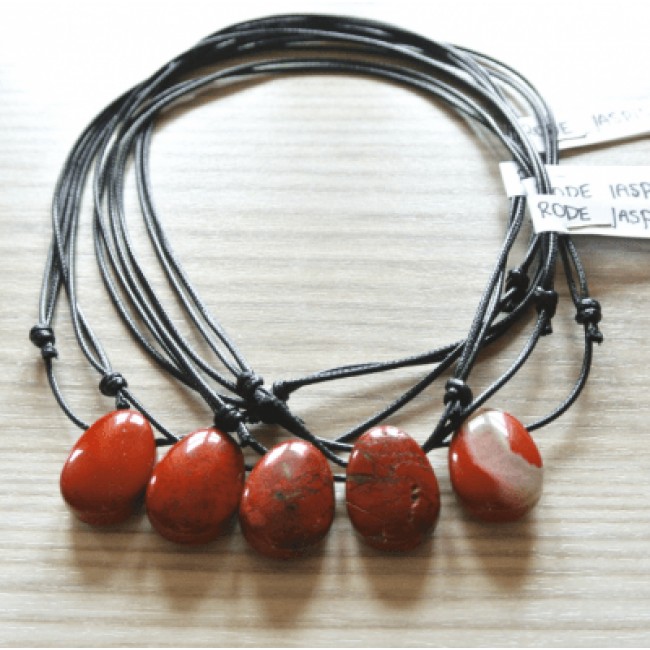 Rode Jaspis edelsteenhanger met zwart koordje